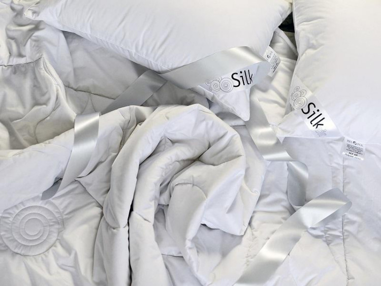 Подушка из шелка и искусственного лебяжьего пуха BELPOL SILK AIR 50х70 средняя