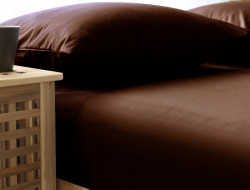 Простыня однотонная сатиновая TANGO Soho темно-коричневая 240х260