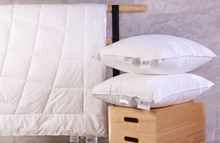 Подушка классическая GERMAN GRASS PREMIUM FAMILIE NON-ALERGENIC 68х68 средняя