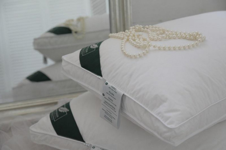 Подушка с бортиком из элитного белого гусиного пуха ANNA FLAUM PERLE KOLLEKTION 70х70 мягкая