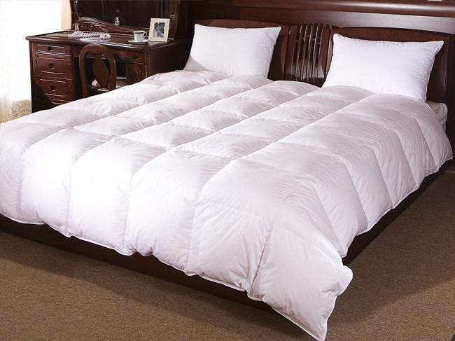 Одеяло пуховое в сатине кассетное Легкие Сны ЛОРЕТТА 140х205 легкое