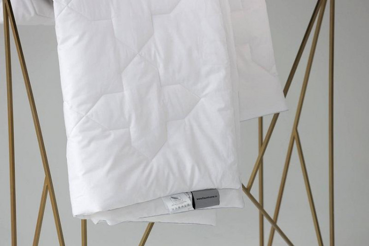 Одеяло стеганое из шерсти мериноса FLAUM HOME SEASON 155х215 всесезонное