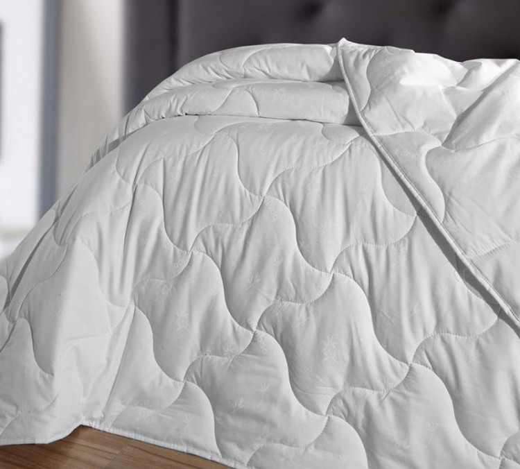 Одеяло стеганое из натурального бамбука и хлопка KARNA 155х215 всесезонное