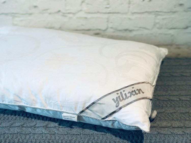 Подушка из натурального шелка YILIXIN 50х70